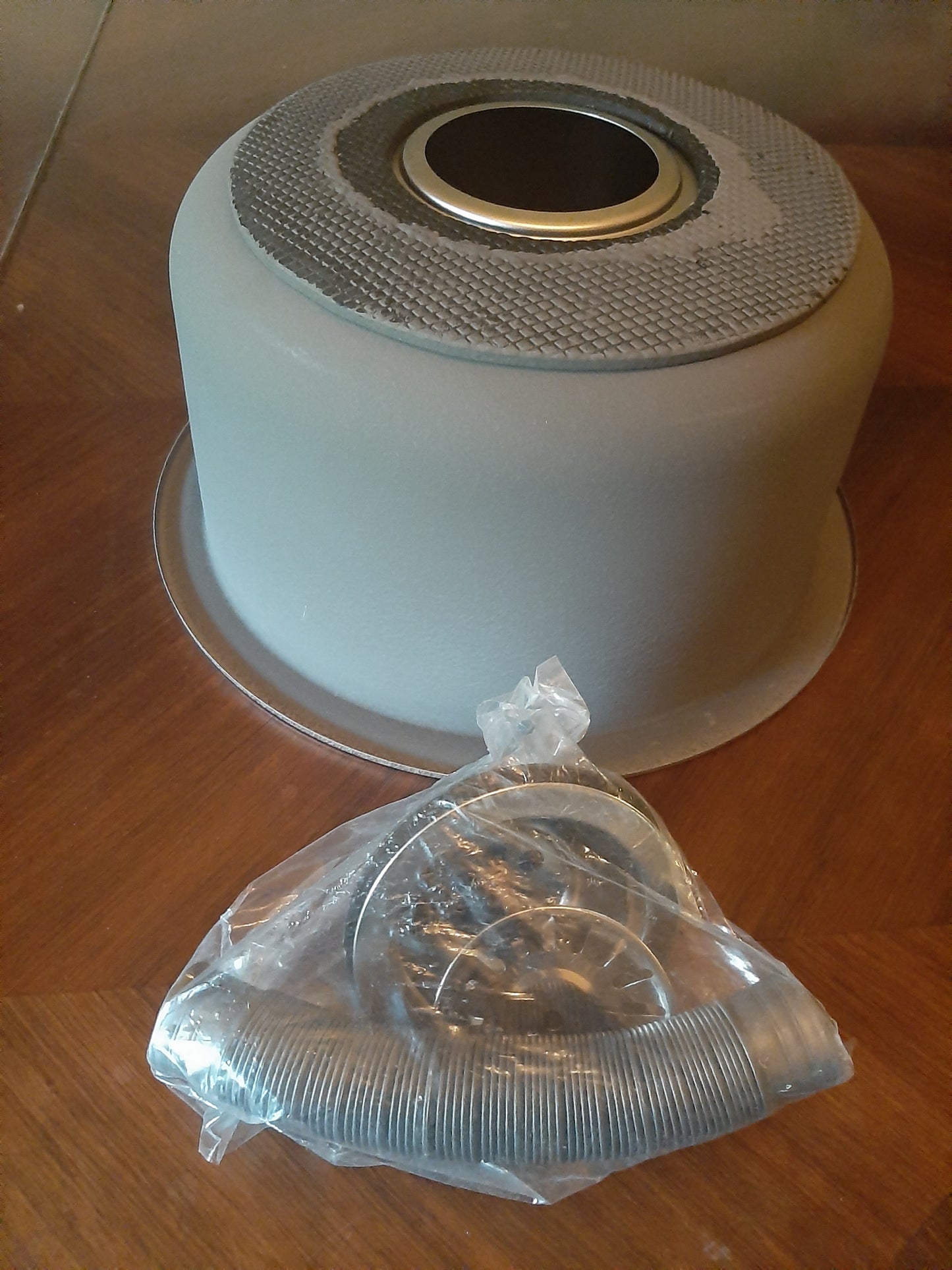 Evier rond inox diamètre 36cm avec bonde et tuyaux