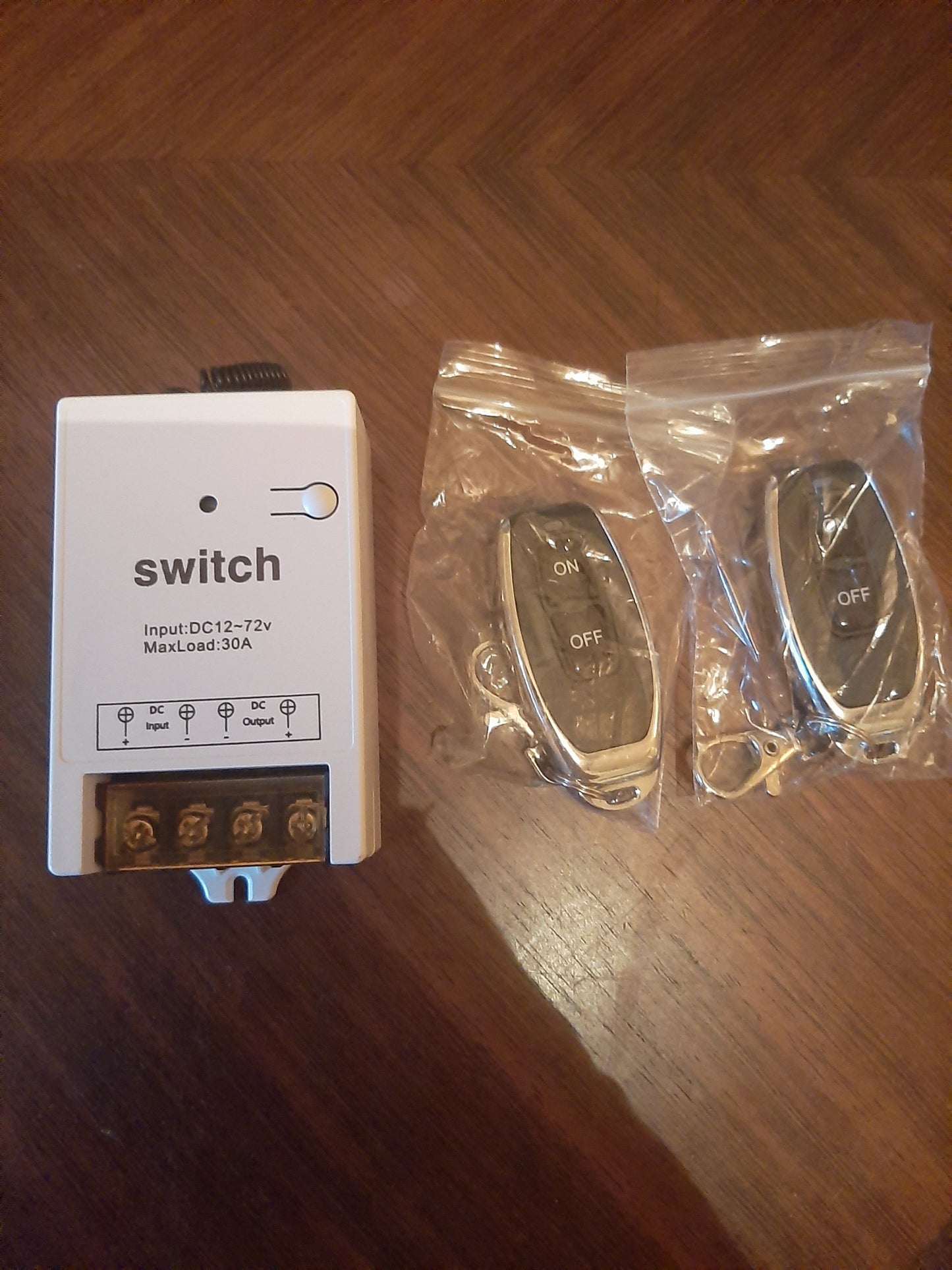 Disjoncteur 12v 30A avec 2 télécommandes