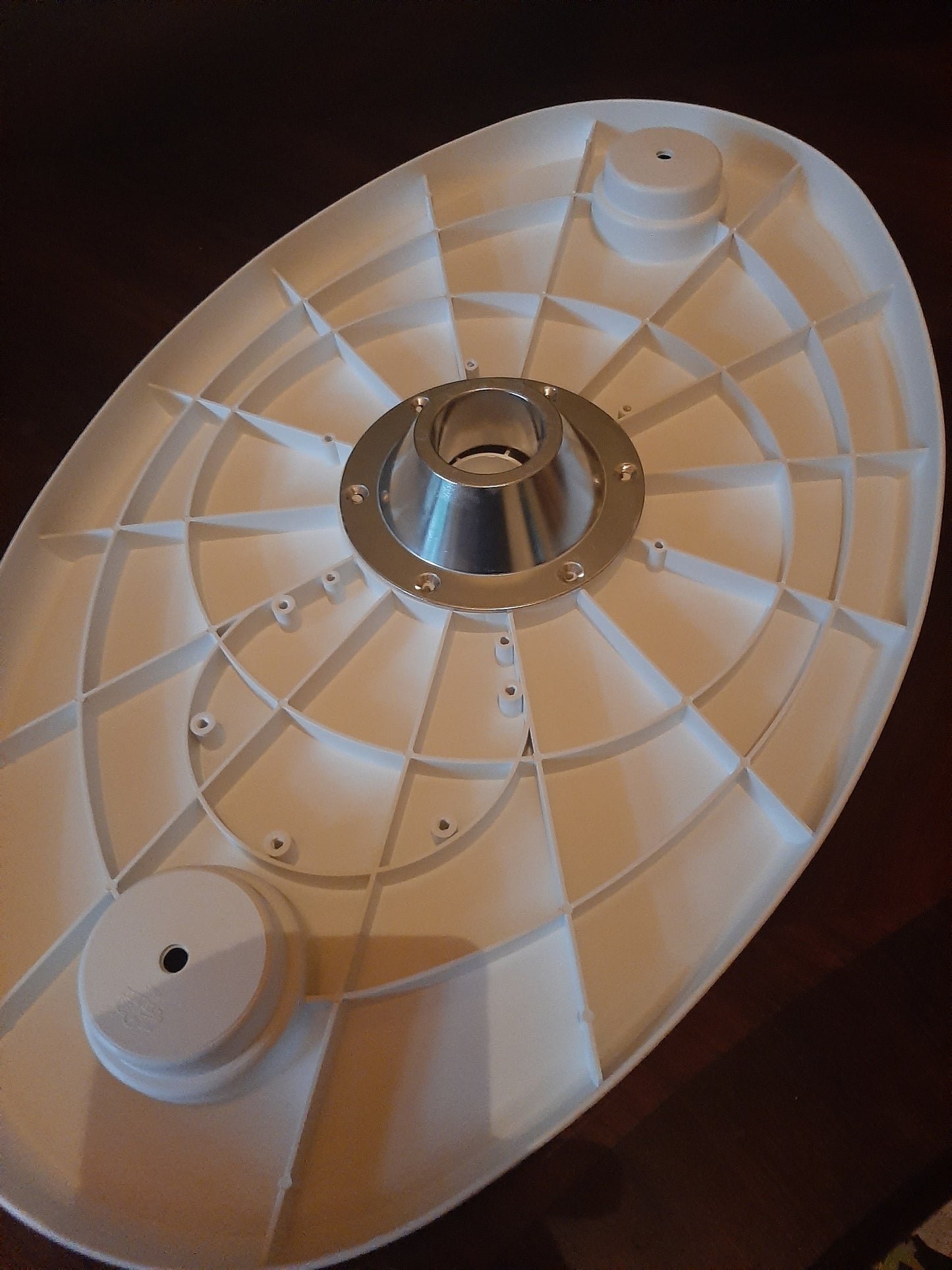Table avec pied et embases