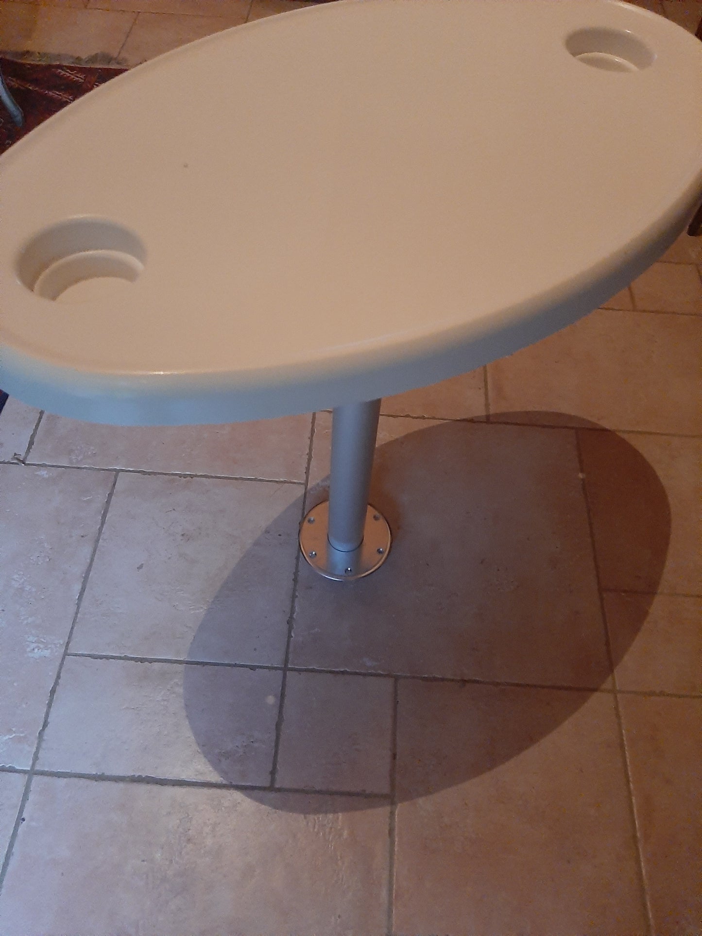 Table avec pied et embases