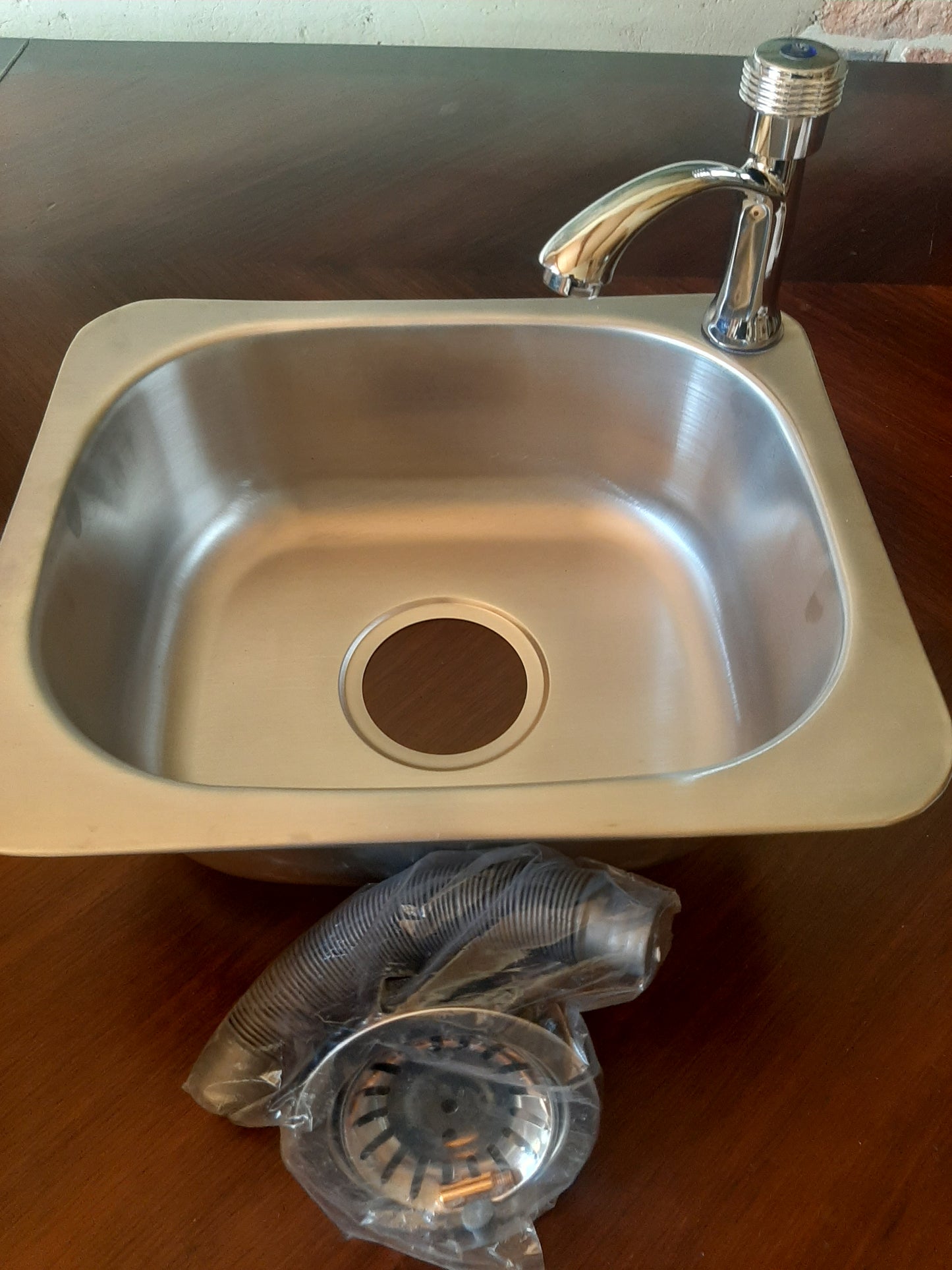 Evier inox 37 x 31 cm avec robinet bonde et tuyau