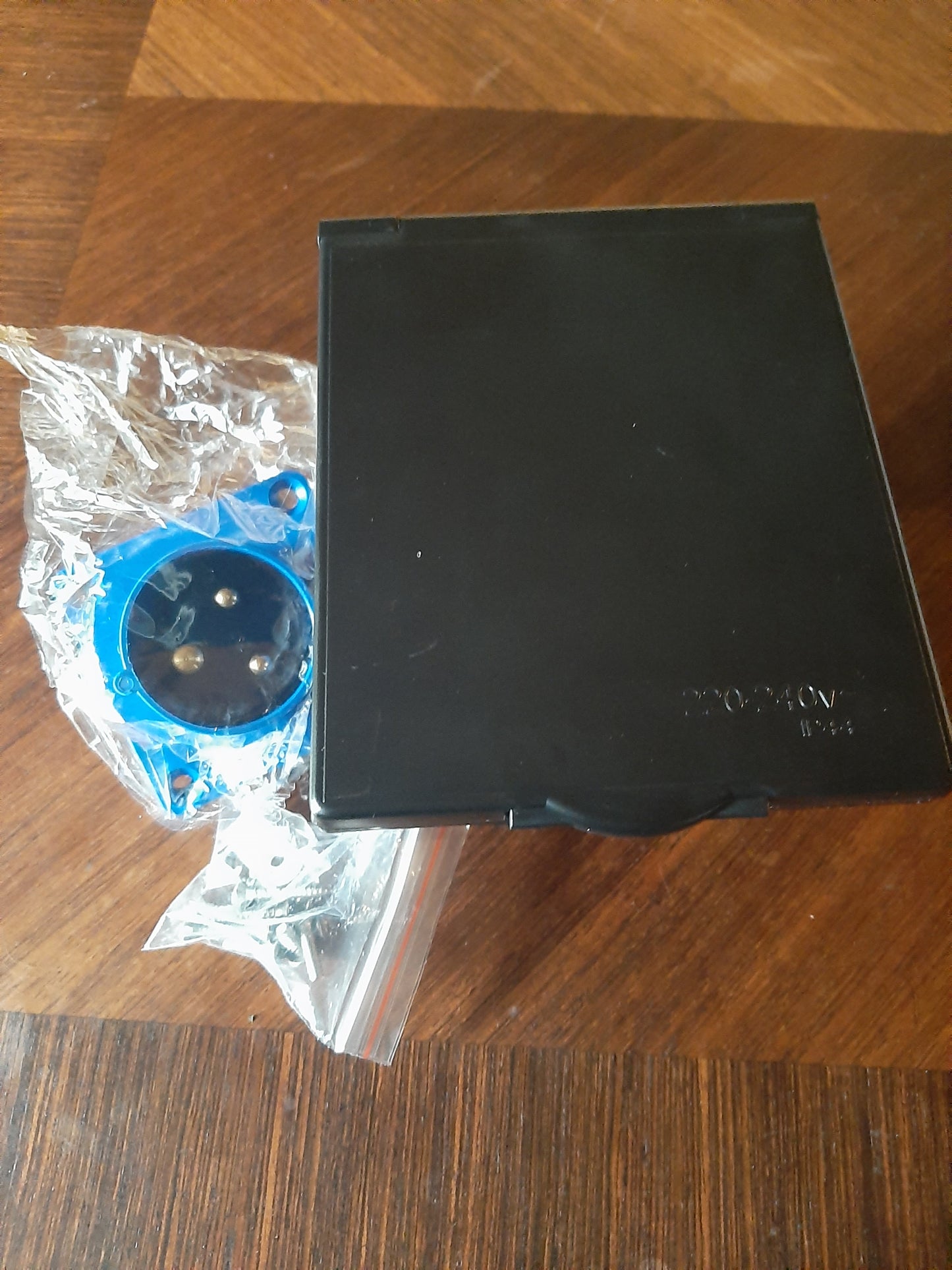 Trappe prise électrique bleue P17 couleur noir