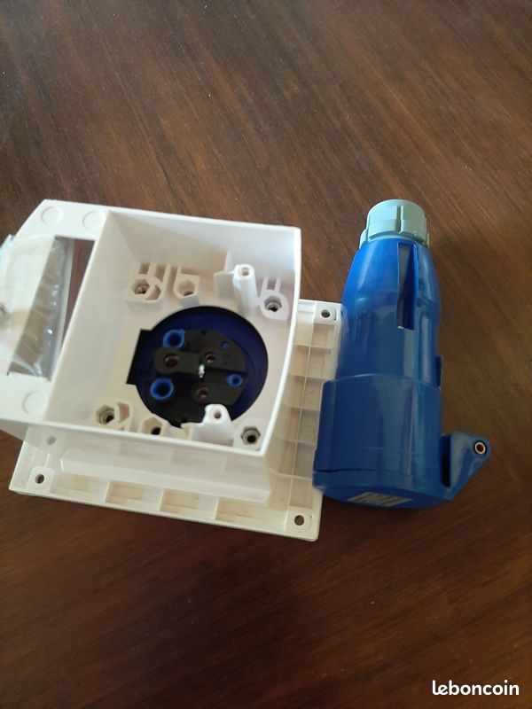 Trappe prise électrique bleue P17