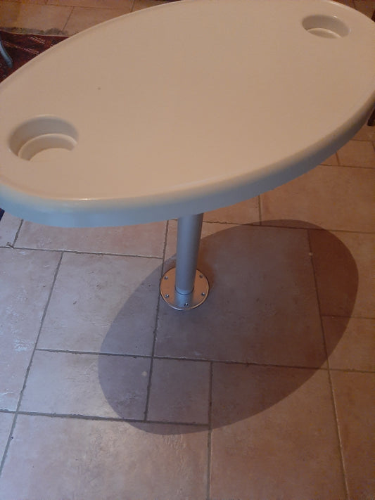 Table avec pied et embases