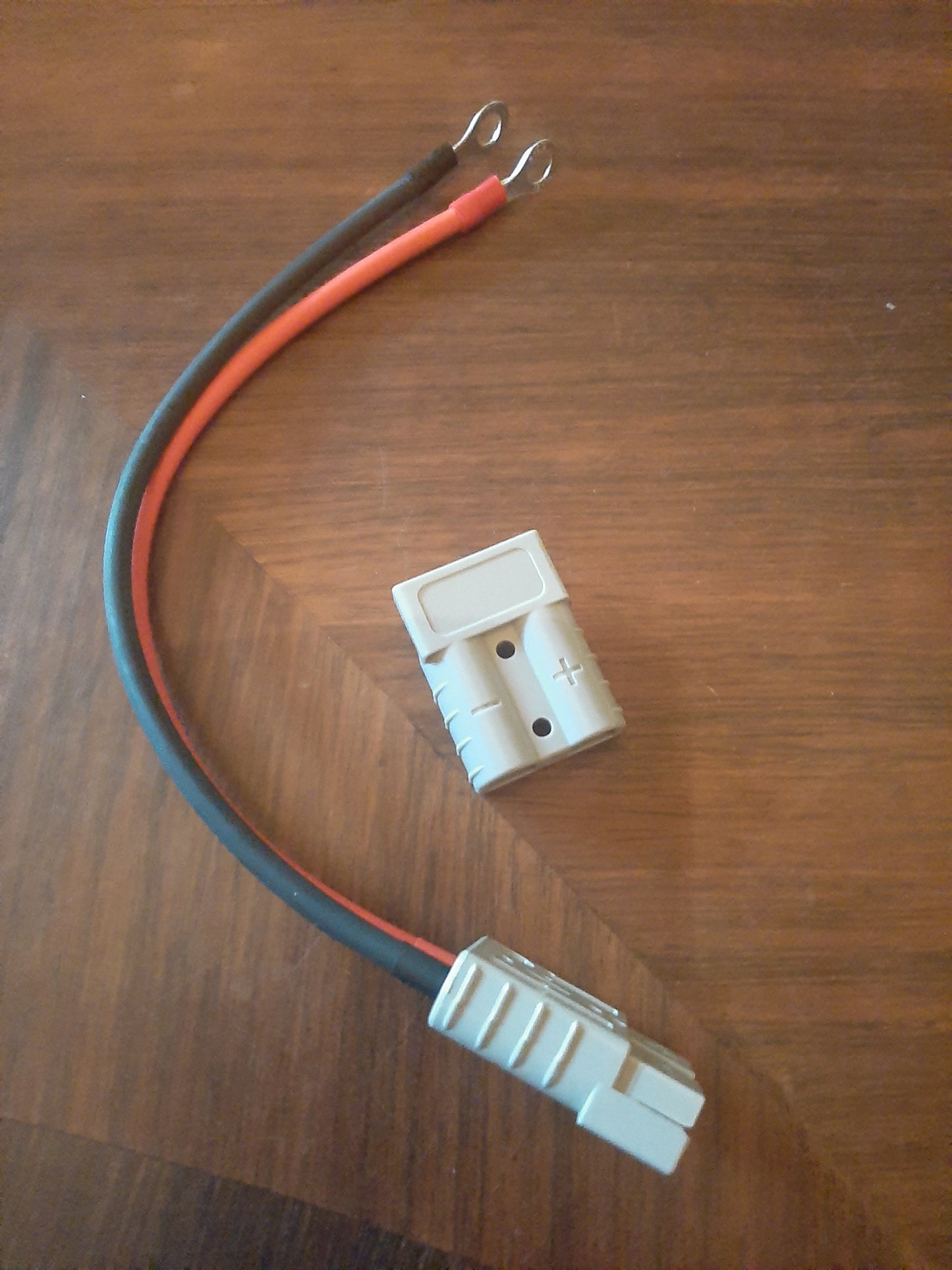 Cables 30cm avec cosses et 1 fiche grise type fenwick